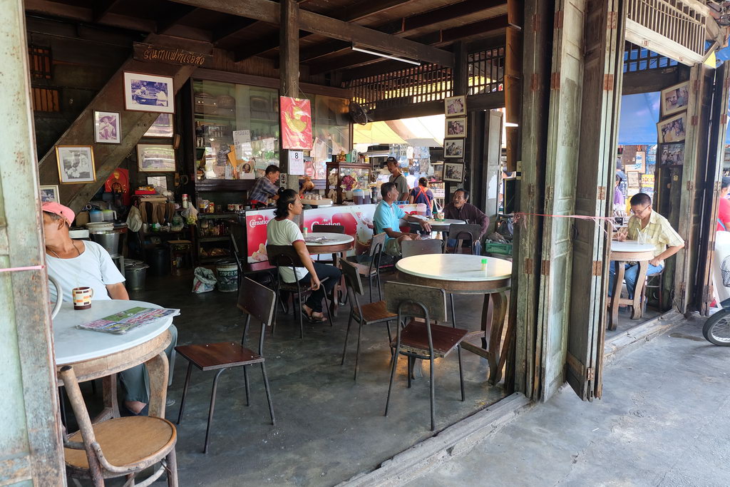 ร้านกาแฟท่าเรือส่ง ตลาดสามชุก สุพรรณบุรี
