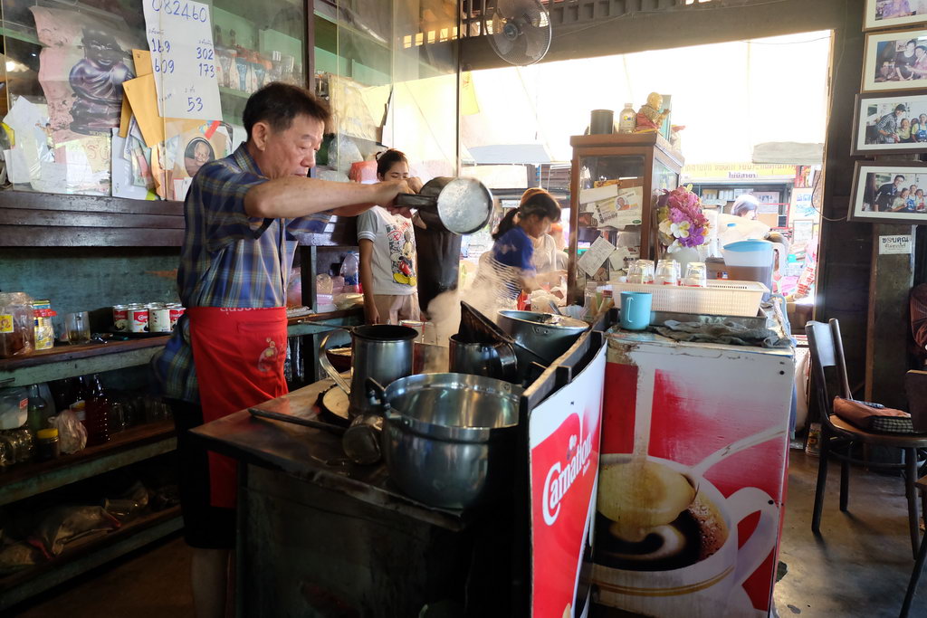 ร้านกาแฟท่าเรือส่ง ตลาดสามชุก สุพรรณบุรี